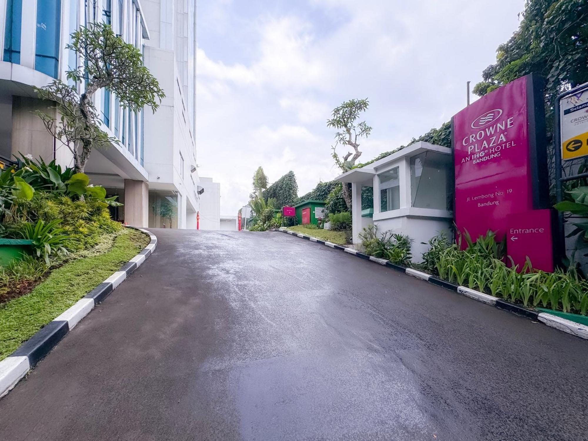 Crowne Plaza Bandung By Ihg Hotel Exterior photo